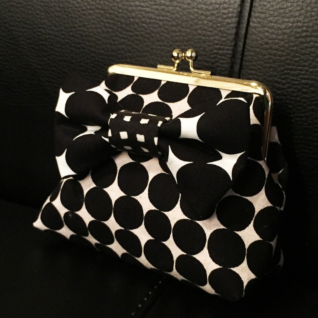 one-of-a-kind kisslock pouch cardcase coincase black&amp;white camouflage ribbon - 化妆包/杂物包 - 棉．麻 黑色