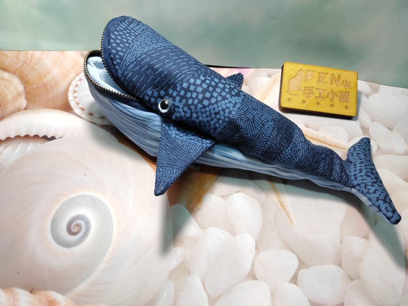 海洋生物袋物系列-美国限量布料手作海洋风鲸鱼笔袋-鲸鱼款笔袋 - 铅笔盒/笔袋 - 棉．麻 