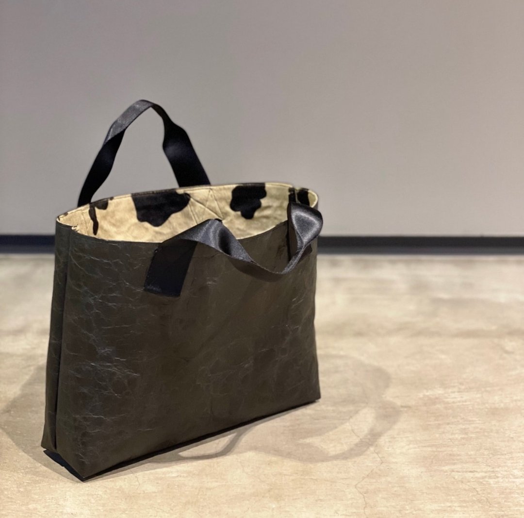 【东京直送】特殊机能性Tyvek®环保托特包 black   cow pattern fur/ 浅口M号 - 侧背包/斜挎包 - 防水材质 黑色