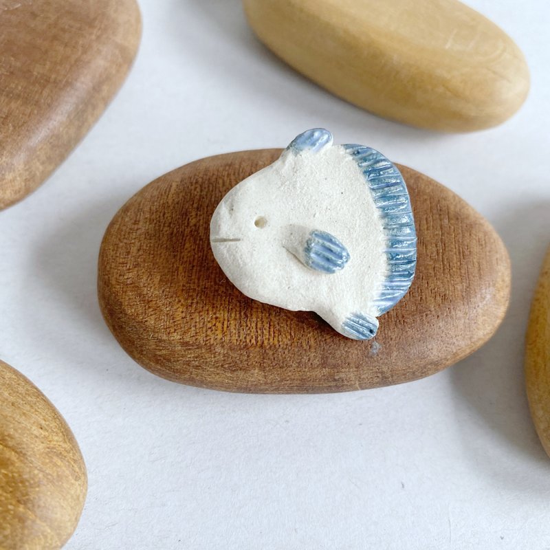 鱼形胸针 / 手工陶瓷 - 胸针 - 陶 白色