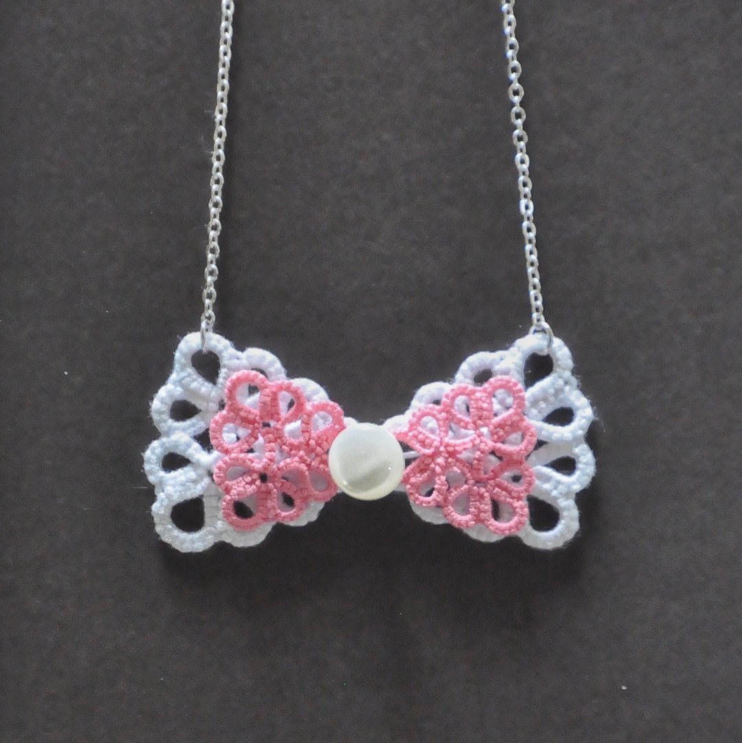 【订制】双蝴蝶结 粉红雪白 梭编 项链 Tatting Bow Necklace - 项链 - 绣线 粉红色