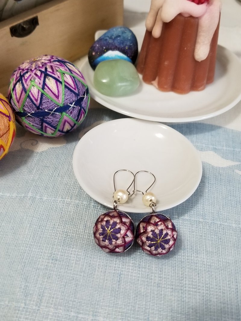 彩线日和 小鞠球耳环 - 六星紫 (全人手) - 耳环/耳夹 - 绣线 紫色