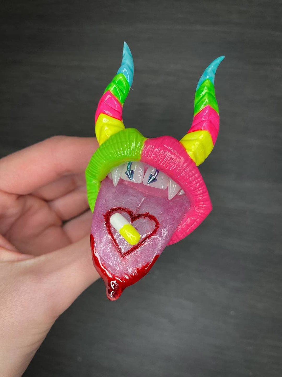 Phone grip. Colorful lips with horns. - 其他 - 粘土 