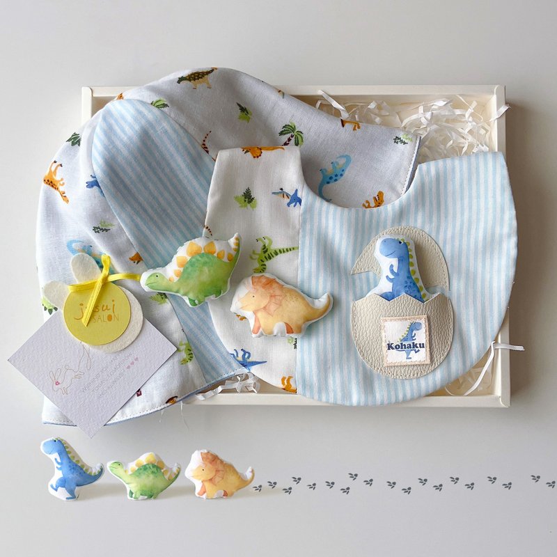 恐龙弥月礼盒(含1顶帽子,1件围兜,3只恐龙)/订制名字(日本发送) - 满月礼盒 - 棉．麻 蓝色