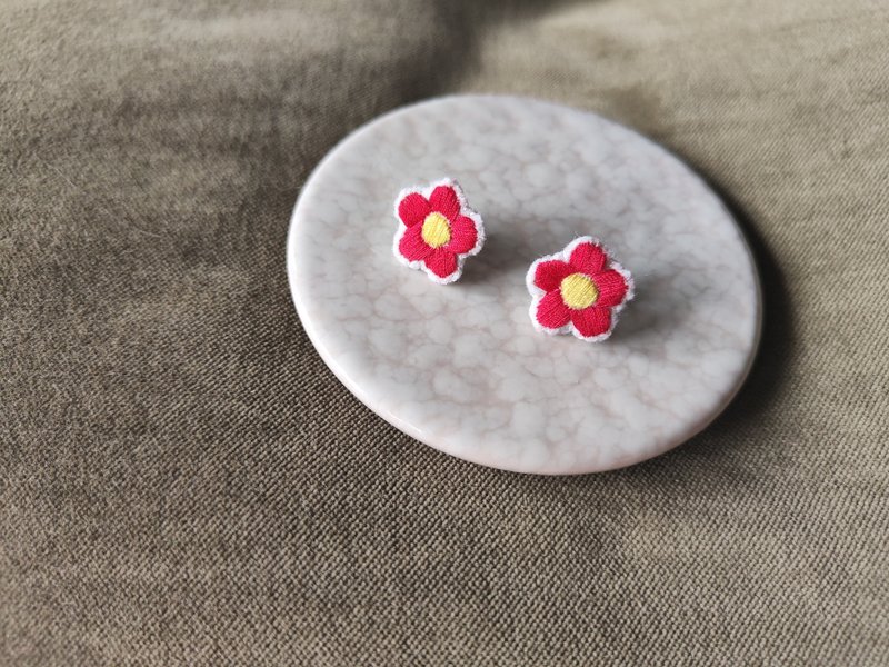 手工刺绣 | red flower红色的花耳钉 - 耳环/耳夹 - 绣线 红色