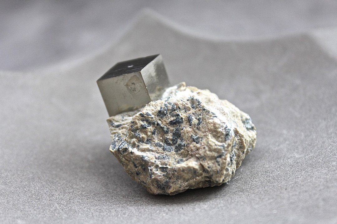 石栽 SHIZAI-西班牙母岩黄铁矿-含底座 - 摆饰 - 半宝石 金色