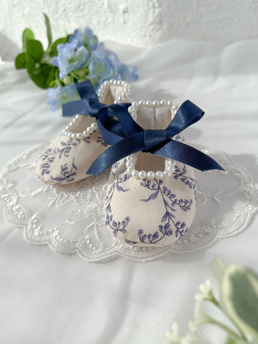 Elegant baby shoes with lily of the valley pattern - 婴儿鞋 - 棉 