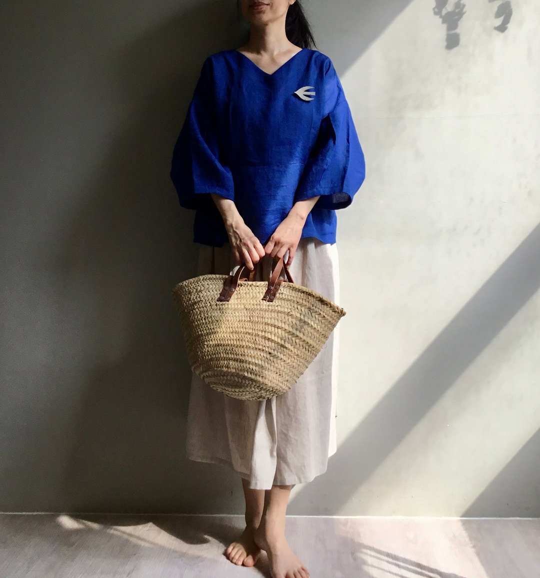 阿尔卑斯V领皇家蓝亚麻/微澎澎下摆七分袖上衣 - 女装上衣 - 棉．麻 蓝色