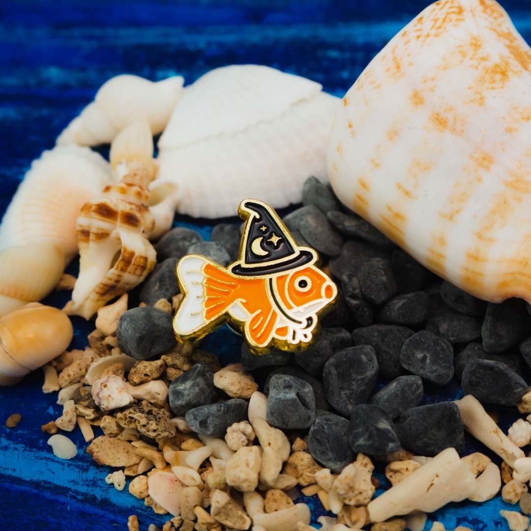 Goldfish Wizard Enamel Pin - 胸针 - 其他金属 多色