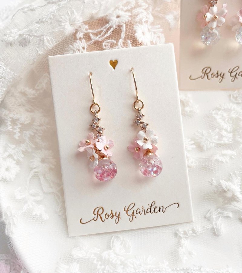 三色渐层布艺樱花水晶球耳环 - 柔光交叠 闪石点缀 | Rosy Garden - 耳环/耳夹 - 玻璃 粉红色