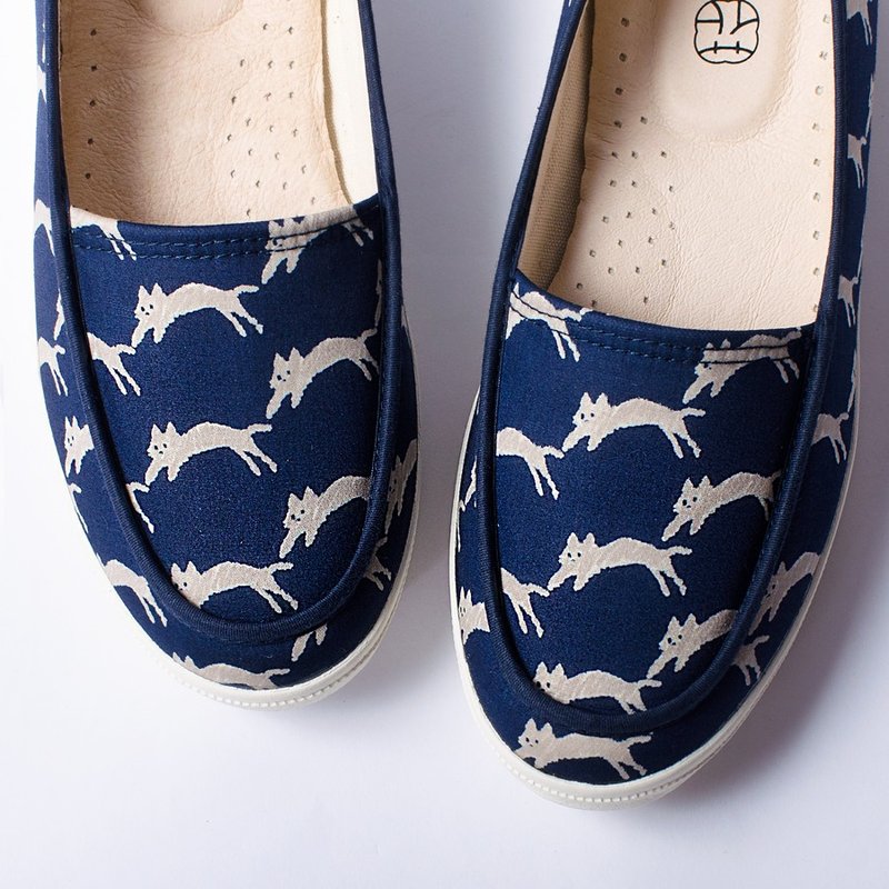 康乃馨朵朵开 | 姊妹日.蓝色月光猫咪花布鞋.上班族.真皮垫.可爱 - 女款休闲鞋 - 棉．麻 蓝色