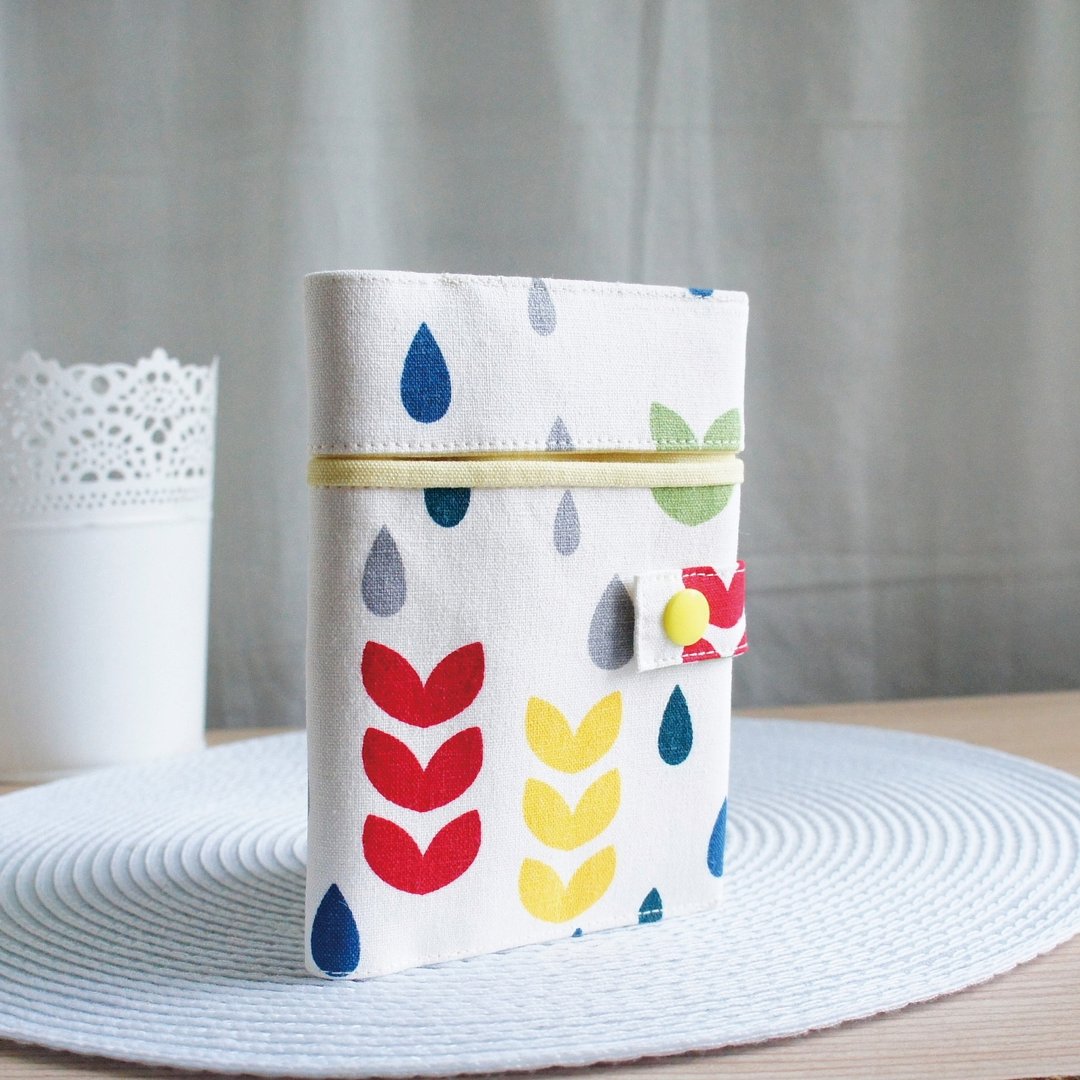 Lovely【韩国布】彩叶水滴滚边护照套、布书套10X14cm、米白 - 护照夹/护照套 - 棉 白色