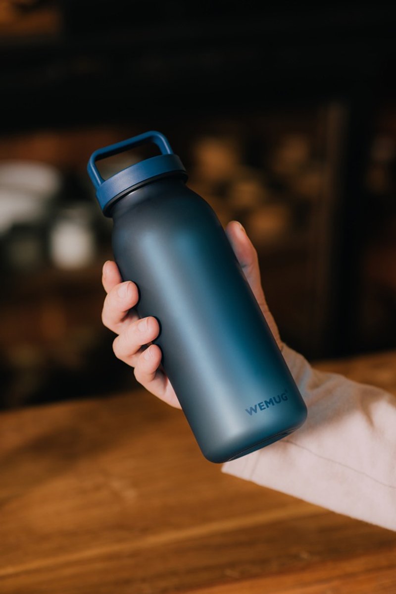 日本热销色系 620ml 轻提式手把设计 防漏随行杯水壶水瓶-经典蓝 - 水瓶/水壶 - 塑料 蓝色