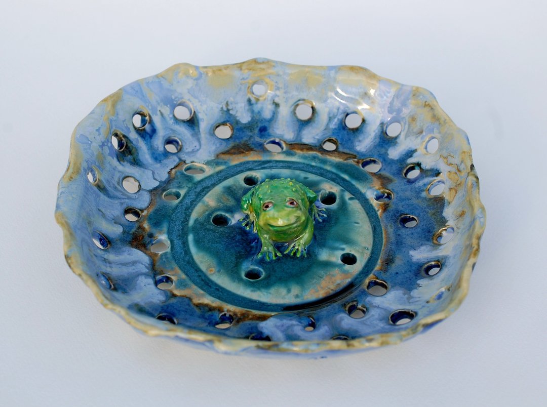 Ceramic berry bowl Frog figurine Blue vase with holes Candy bowl Fruit bowl - 碗 - 陶 多色