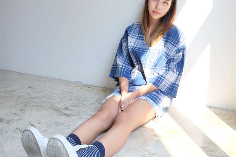 Tartan indigo V neck top - 女装上衣 - 棉．麻 蓝色