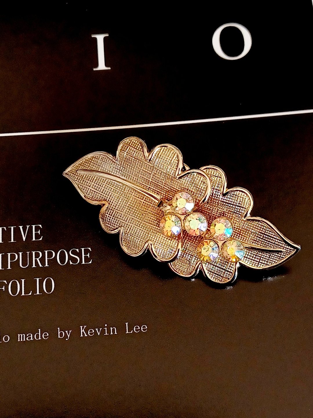 Avintage jewelry  典雅金色网格极光莱茵叶形 胸针 别针 - 耳环/耳夹 - 其他金属 