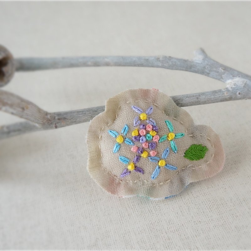 Hand embroidery broach hydrangea green (order-receiving) - 胸针 - 绣线 绿色