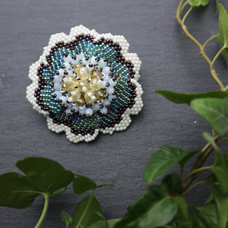 Beaded Flower Brooch (Green) - 胸针 - 玻璃 绿色