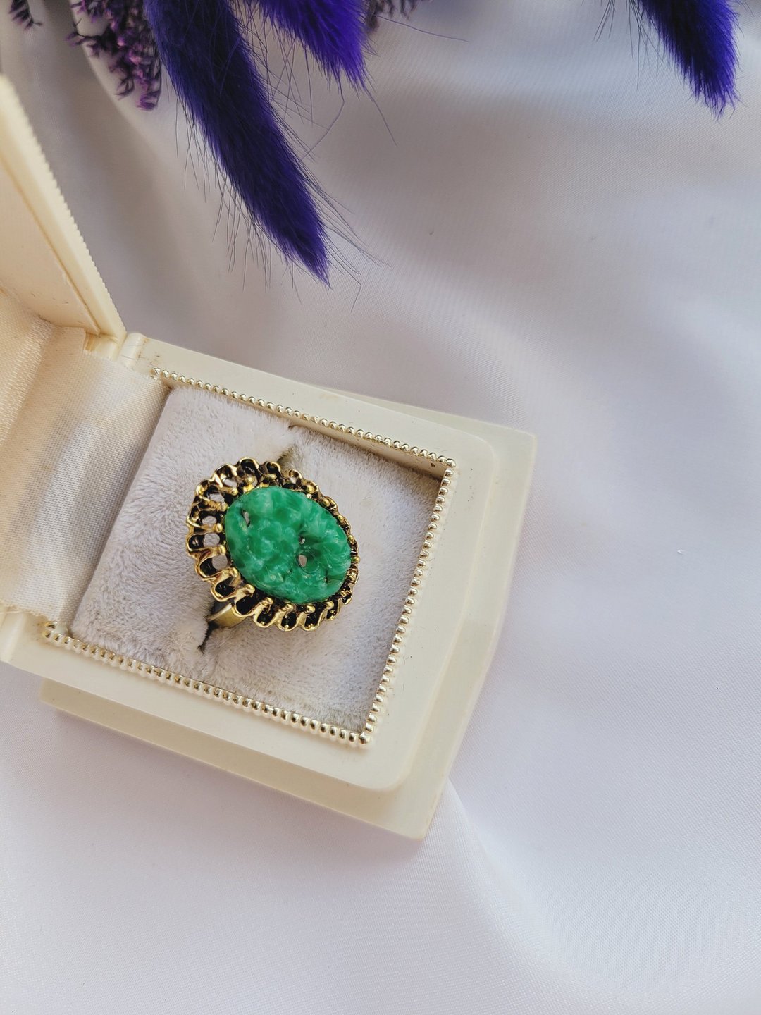 美国西洋古董饰品 / 人造雕刻玉 翡翠绿 雕纹高台古董戒 Vintage复古珠宝怀旧收藏 - 戒指 - 其他金属 