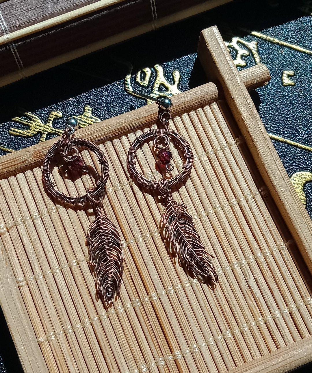 佚名山河。耳环。羽毛。红石榴切面小珠。金属编织 - 耳环/耳夹 - 宝石 咖啡色