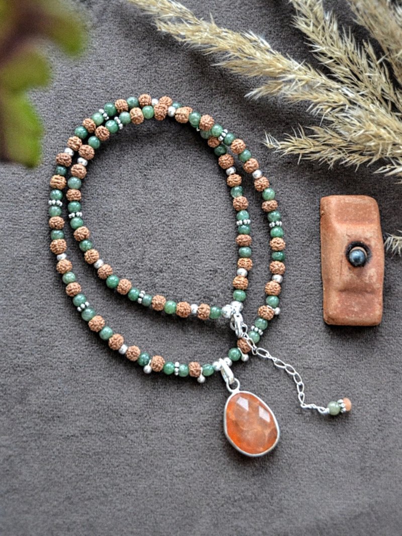 缀有红玉髓及东菱玉银坠饰的颈链 - 项链 - 半宝石 多色