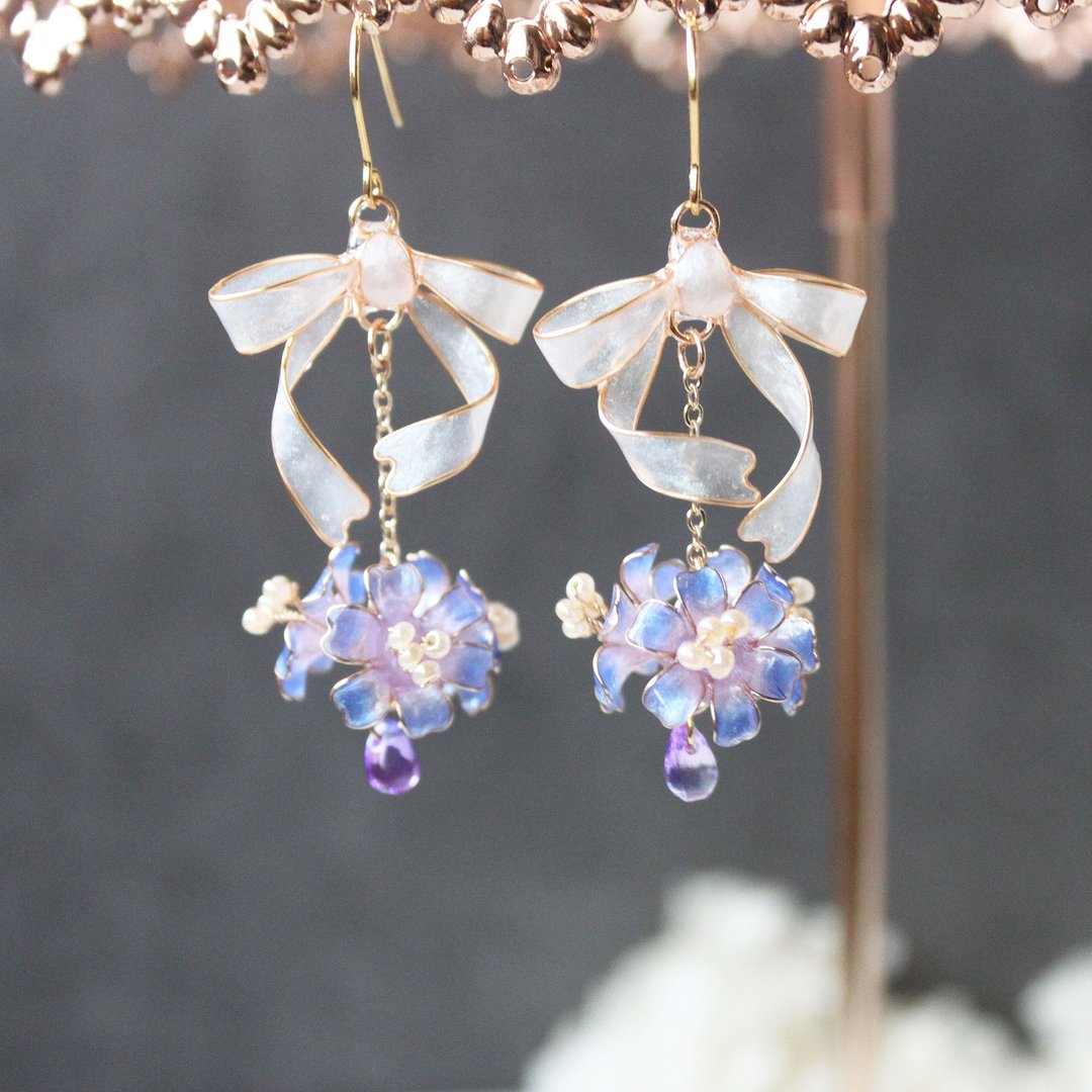 【缎带百合花球耳环】白色缎带 蓝紫花 手工铜线树脂 耳环/耳夹 - 耳环/耳夹 - 树脂 蓝色