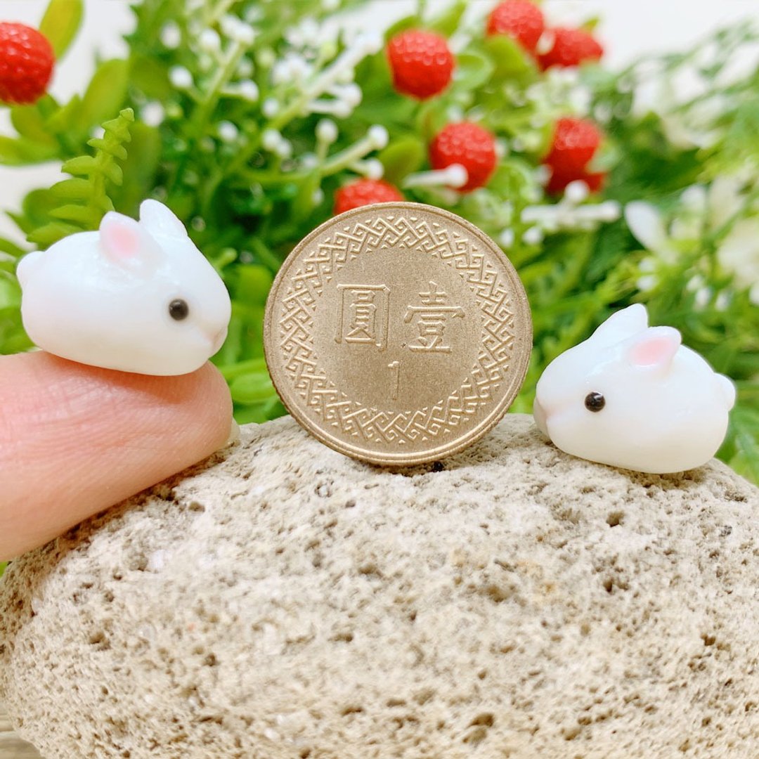 【微距食界】手作 1.5cm/兔子/耳环/摆饰(单一个) - 耳环/耳夹 - 树脂 白色