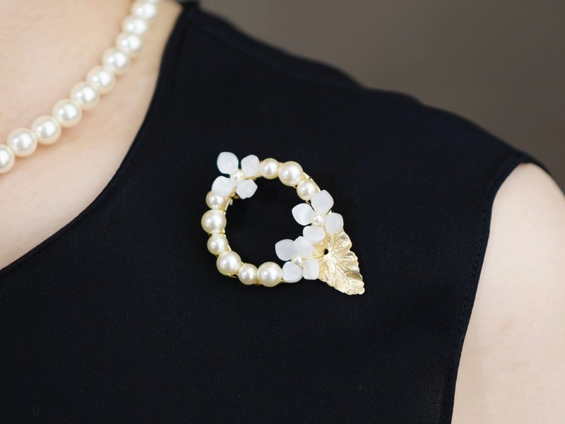 【胸针・S尺寸】白色花朵 珍珠 黄铜 叶片 (绣球花) - 胸针 - 珍珠 白色