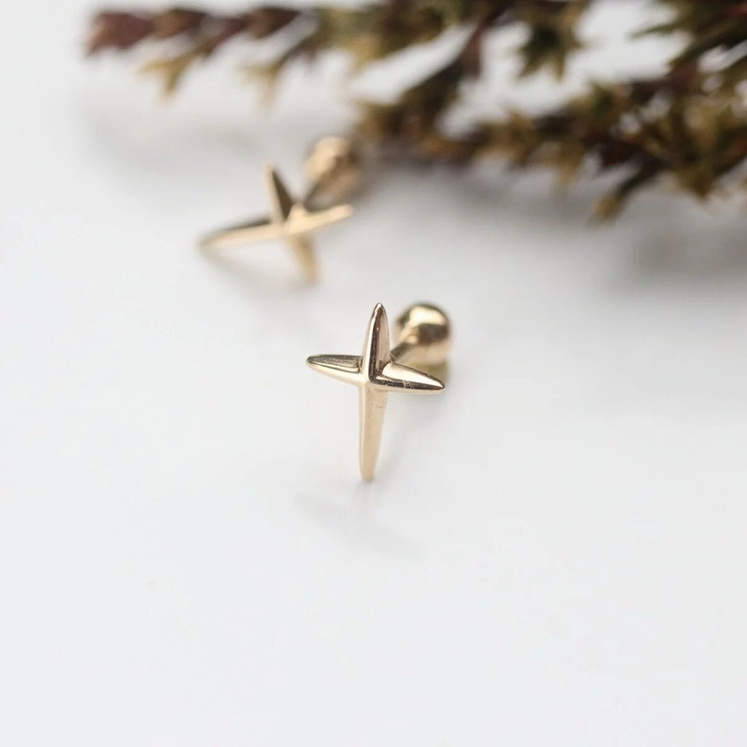 14K 立体十字架锁珠耳环 (单个)耳骨 耳窝 不退色 - 耳环/耳夹 - 贵金属 金色
