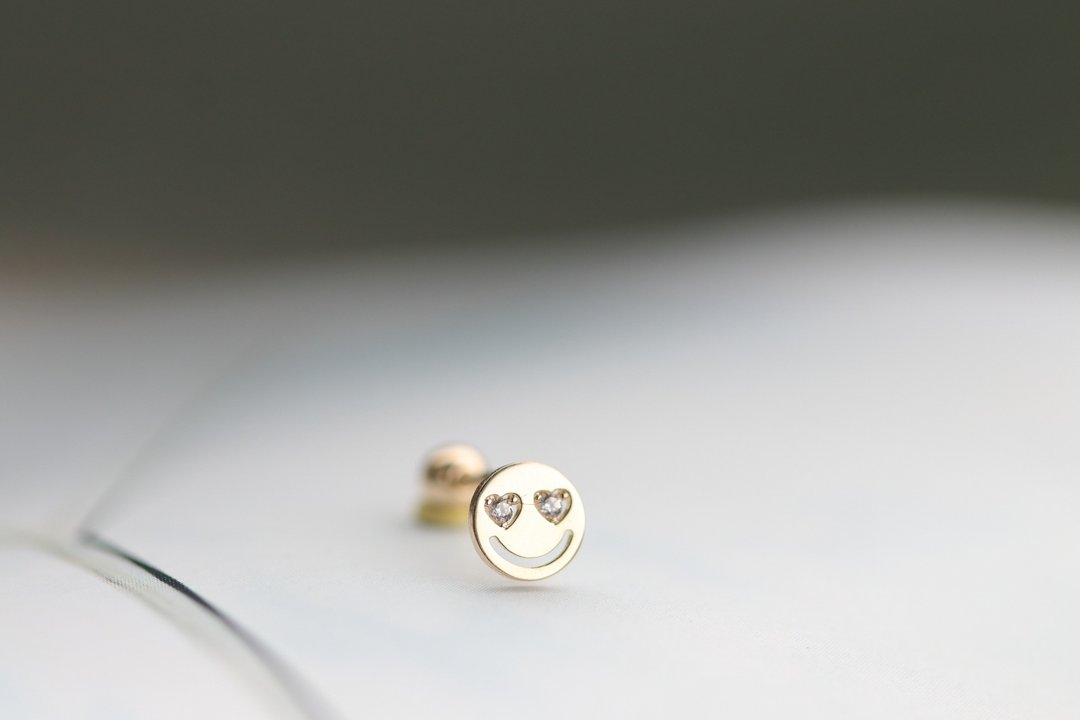 14K Love Smile Piercing 微笑锁珠耳环(单个)耳骨 耳窝 不退色 - 耳环/耳夹 - 贵金属 金色