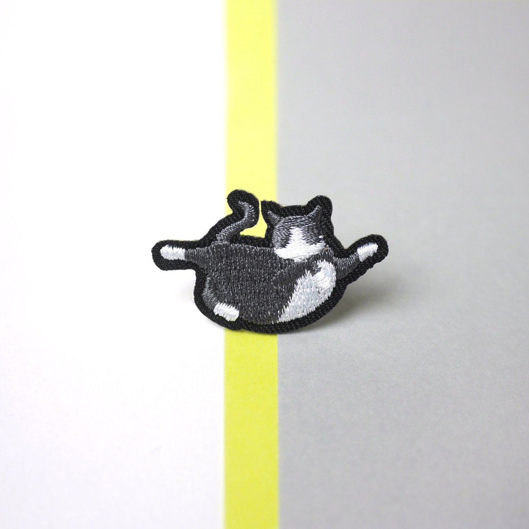 黑白面具萌猫 刺绣 胸针 襟针 - 胸针 - 绣线 