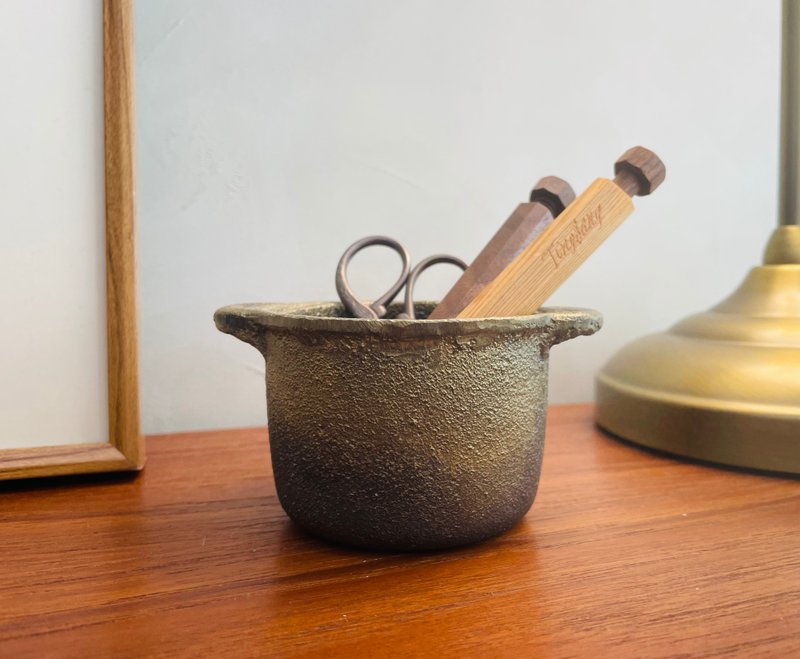 铸铁锅造型笔筒 | 手绘渐层金漆/ 独特风格/ 文具收纳/ 送礼礼盒 - 笔筒/笔座 - 其他金属 多色