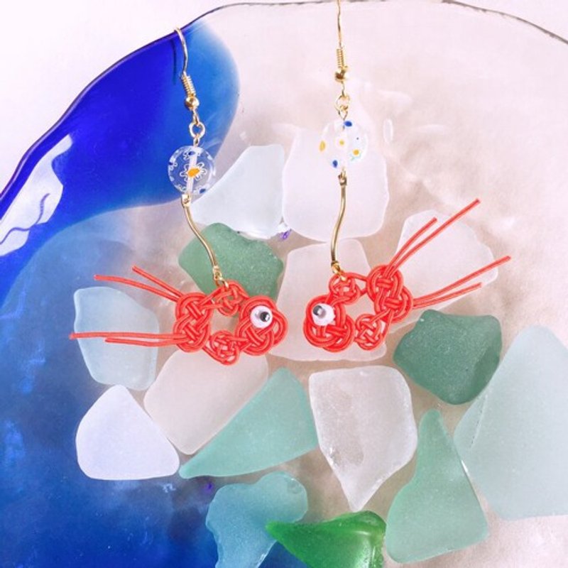 Goldfish and millefiori earrings made with mizuhiki - 耳环/耳夹 - 玻璃 红色