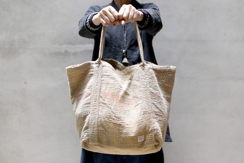 Chahat 印度Kantha刺绣染布提袋＿淡灰褐 - 手提包/手提袋 - 棉．麻 卡其色