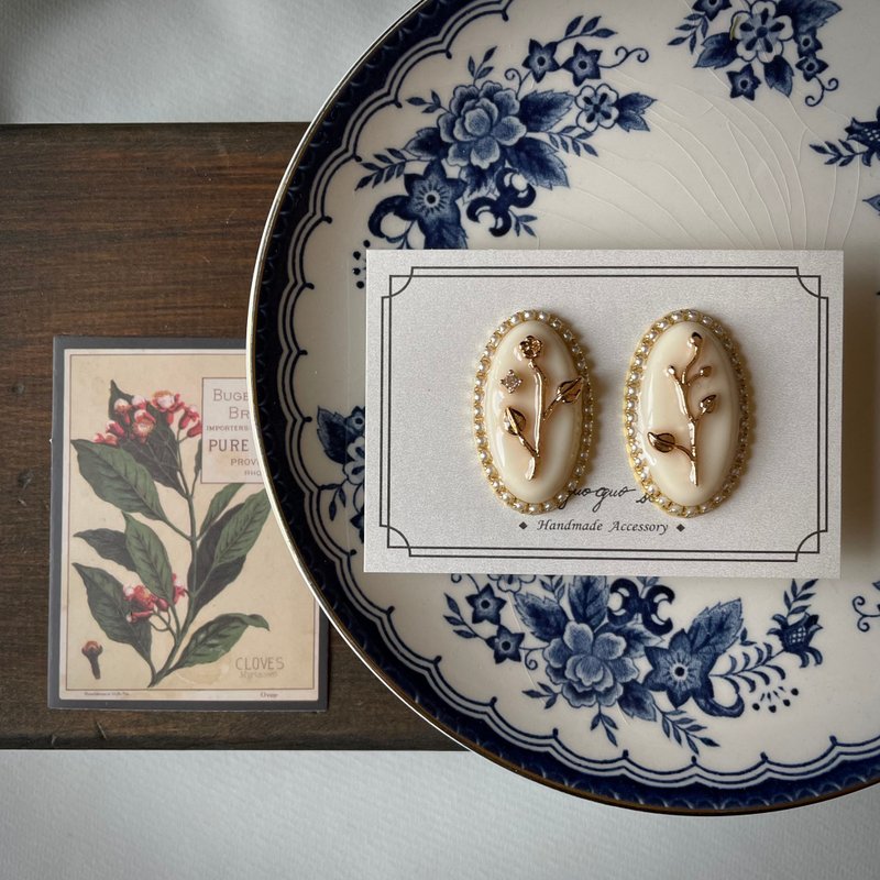 奶油白 椭圆型植物耳环 - 耳环/耳夹 - 树脂 白色