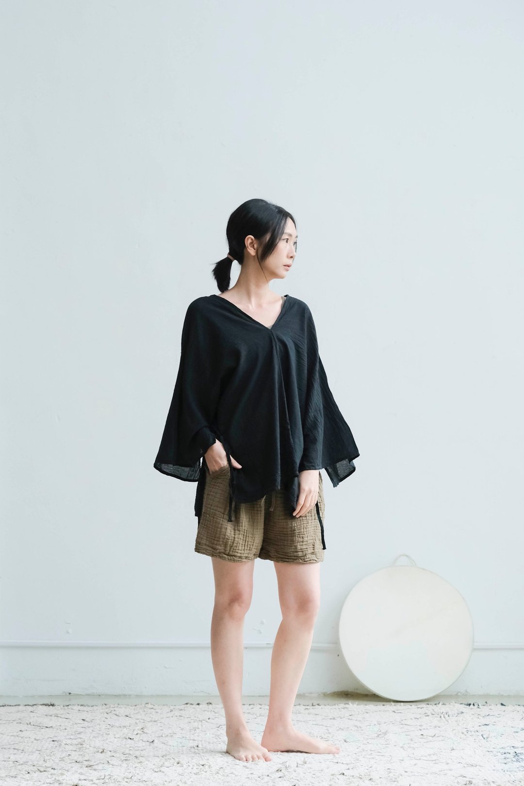 前后 V 领侧绑带上衣 / 慕斯布 黑 - 女装上衣 - 棉 黑色