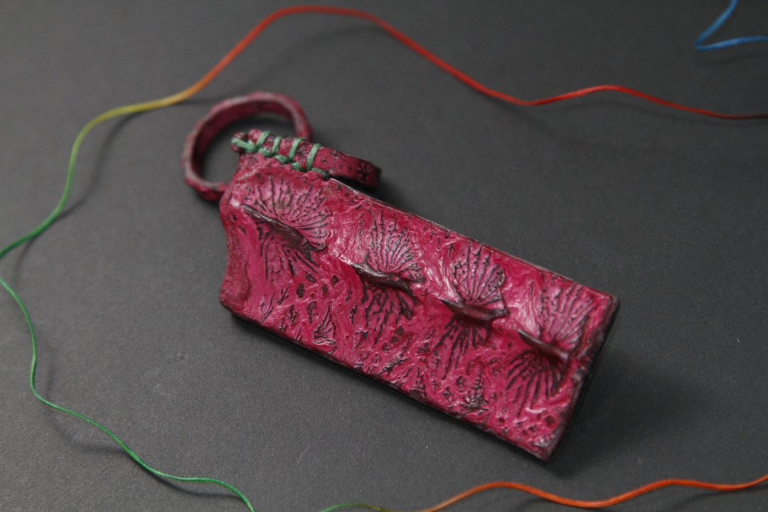 鲟龙鱼皮挂饰 -- 投桃报李 - 钥匙链/钥匙包 - 真皮 红色