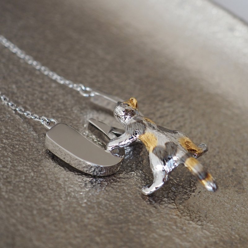 回眸三花猫字母坠饰 W (925 纯银) - 项链 - 纯银 银色