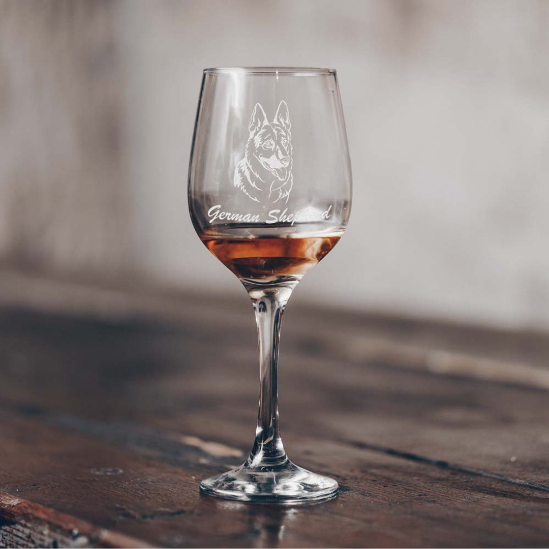 【送礼首选】质感高脚杯 双面雕刻 狗狗-德国牧羊犬 免费定制化刻 - 酒杯/酒器 - 玻璃 透明