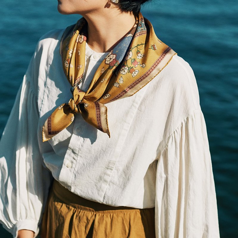 明亮的星系列3艺术家原创真丝斜纹绸65cm复古小方巾山吹黄 - 丝巾 - 丝．绢 卡其色