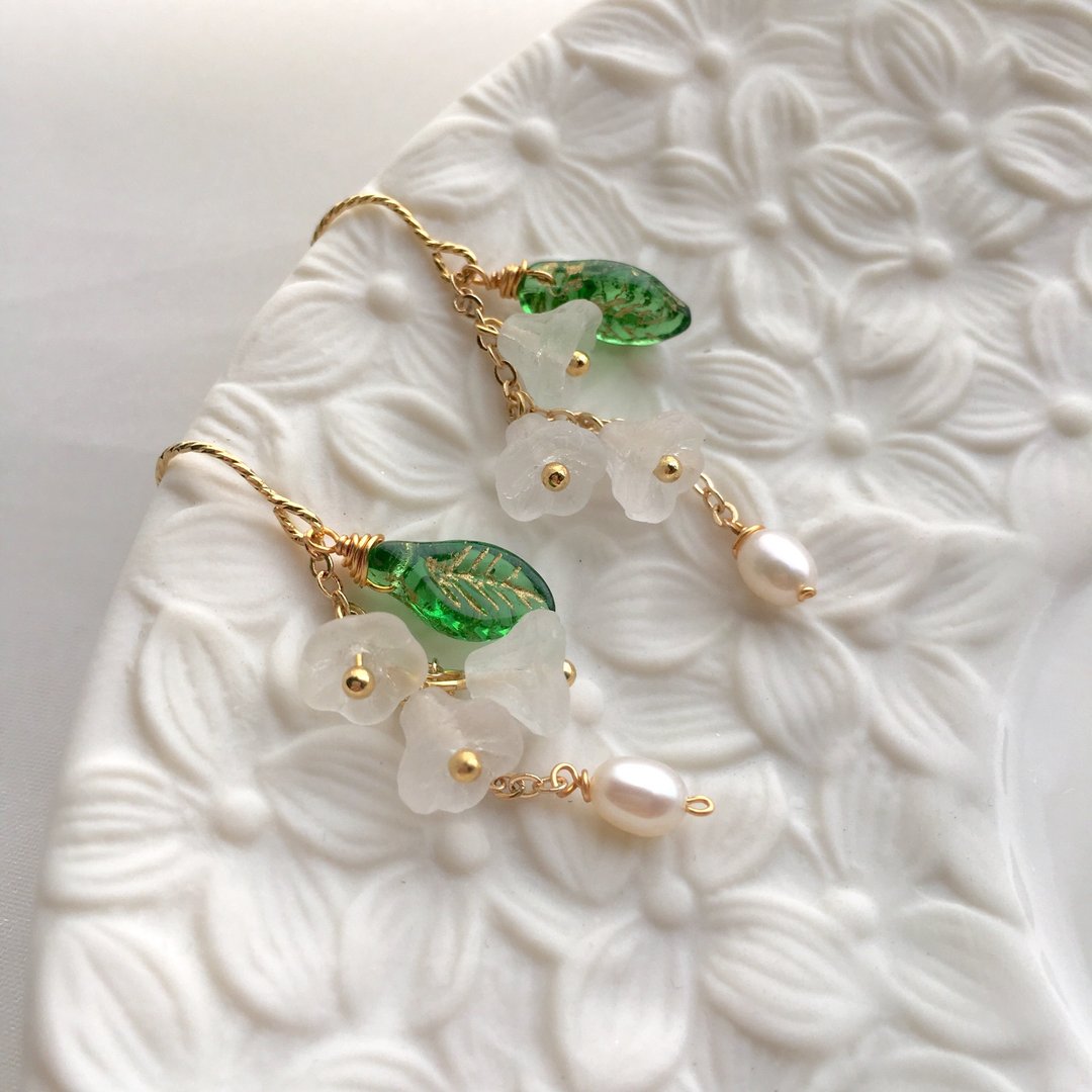 【若桑】Le Muguet III。铃兰花。水晶&天然珍珠。手作耳环 - 耳环/耳夹 - 琉璃 白色