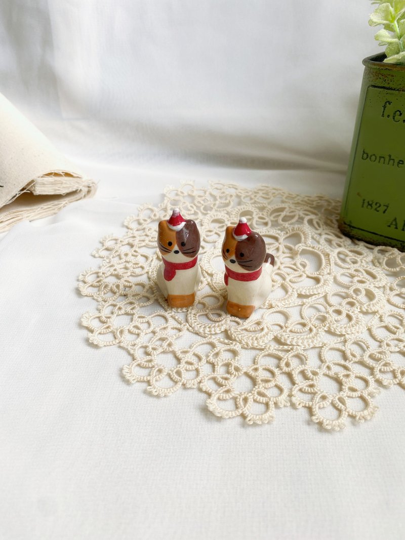 【好日恋物】圣诞三花猫咪筷架一组2个圣诞礼物摆件笔架 - 摆饰 - 瓷 多色