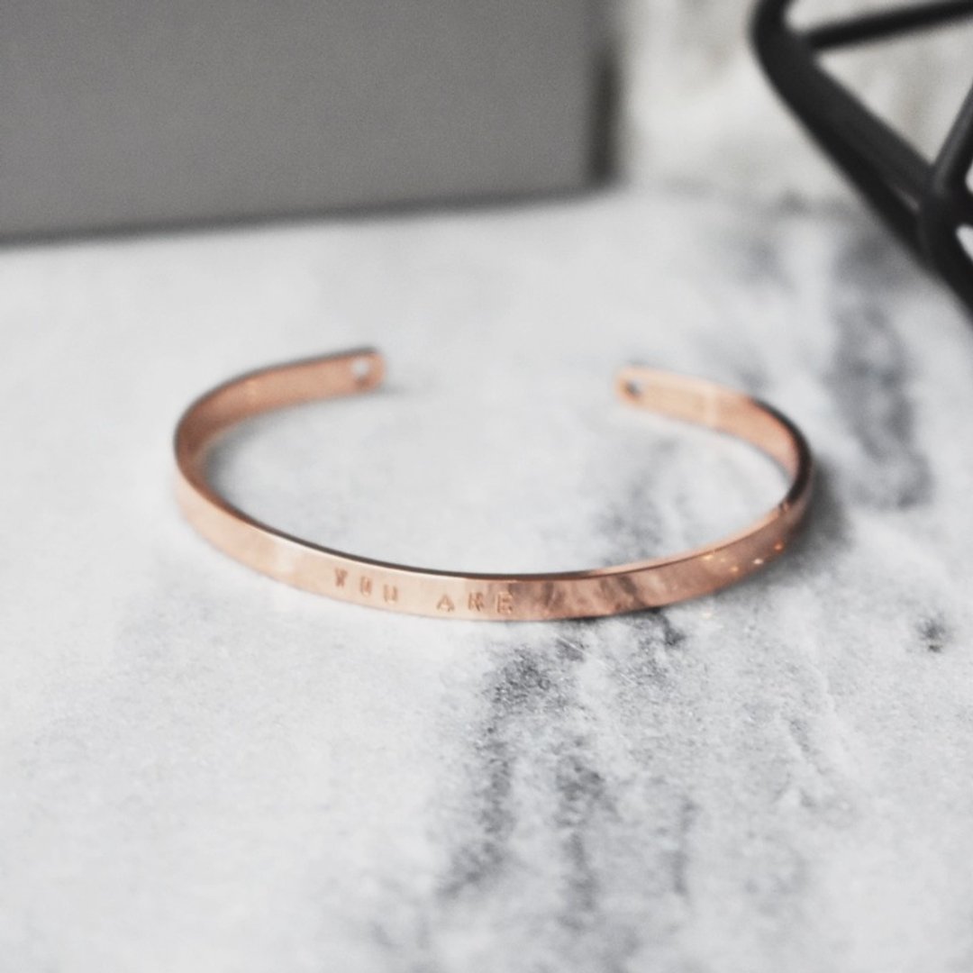 Zhu. 不锈钢 - 细版爱心洞造型敲字手镯-精镀玫瑰金 (祝福/期许/可微调尺寸/不锈钢手镯) - 手链/手环 - 塑料 