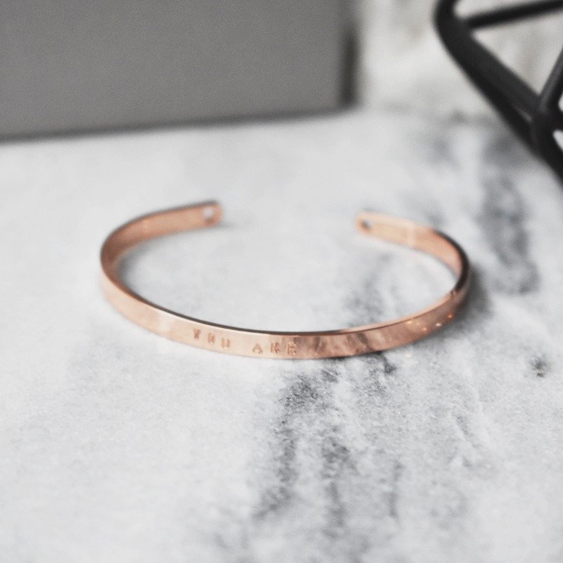 Zhu. 不锈钢 - 细版爱心洞造型敲字手镯-精镀玫瑰金 (祝福/期许/可微调尺寸/不锈钢手镯) - 手链/手环 - 塑料 