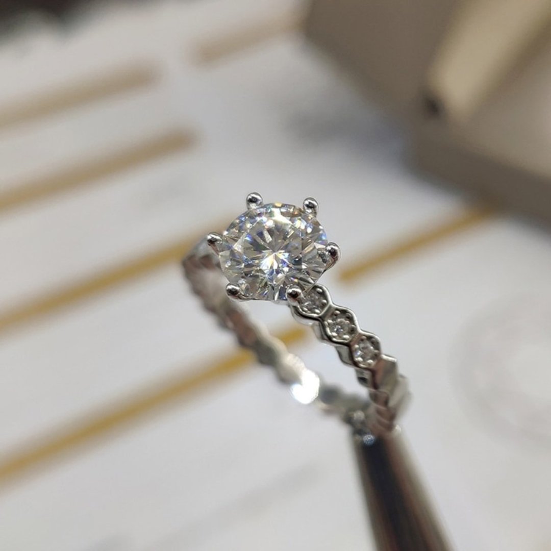 Dainty Moissanite Ring, 1ct Moissanite Diamond Ring, Moissanite Silver Ring - 戒指 - 其他金属 银色