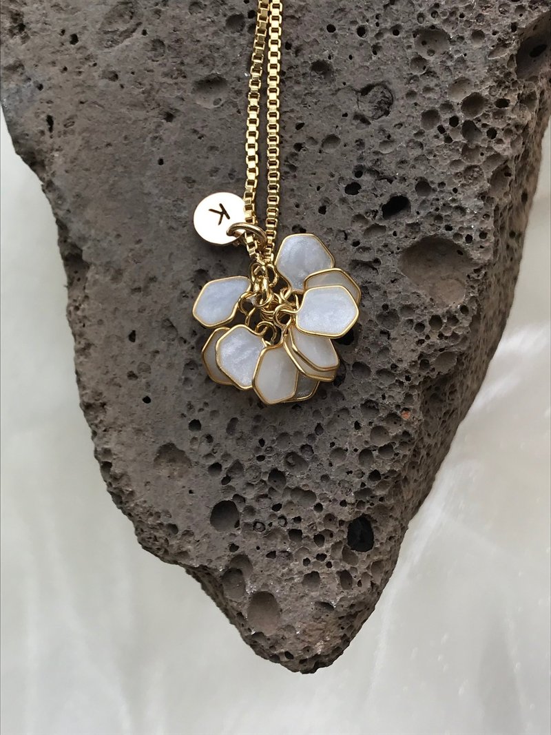 幼花字母手链 - 手链/手环 - 树脂 白色