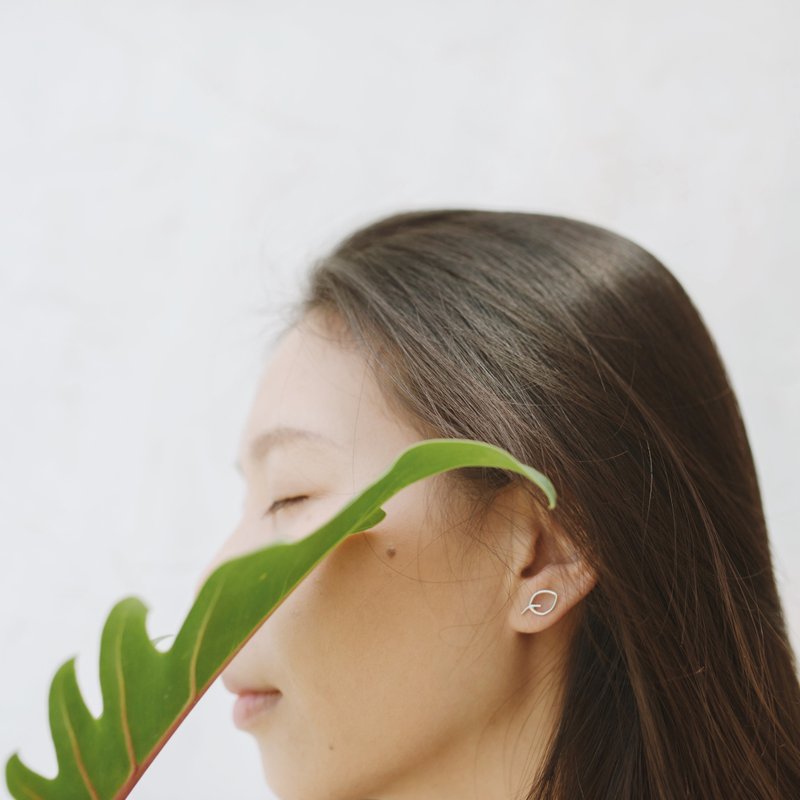 银制叶子形状小耳环 - 耳环/耳夹 - 其他金属 银色