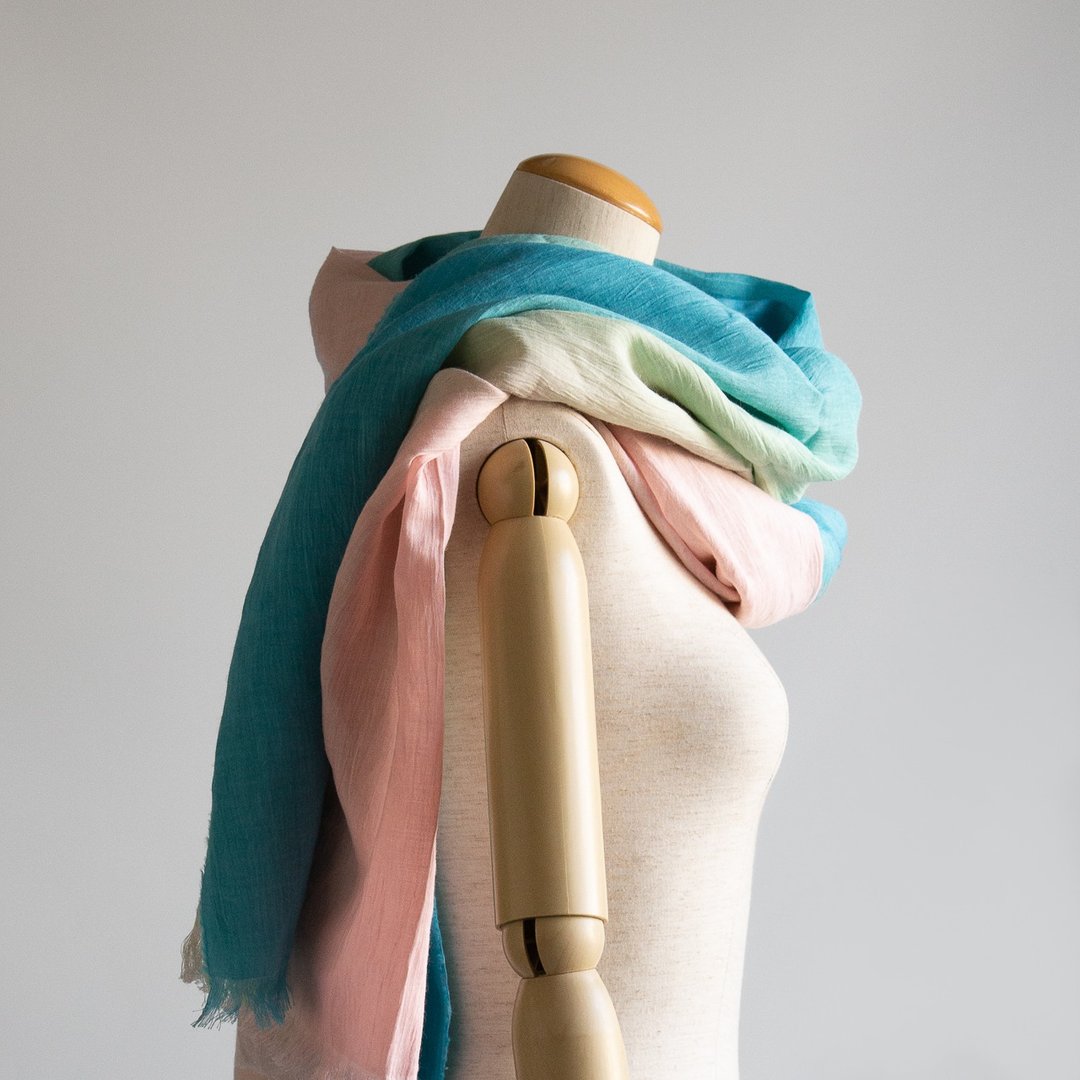 Hand-kneaded Linen Yangyanagi's gradation, Primavera, large-format stole Omi Chijimi Hand-dyed Long Scarf -SG01 - 围巾/披肩 - 棉．麻 粉红色
