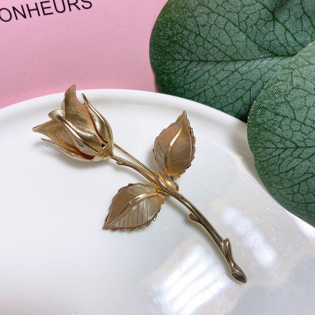 【西洋古董饰品】手工雕塑立体玫瑰花瓣 细致褶皱纹路 花胸针胸章 - 胸针 - 贵金属 金色