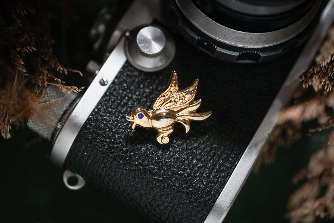 【古董饰品/西洋老件】VINTAGE啾啾鸟蓝宝石金色古着胸针 - 胸针 - 其他金属 金色